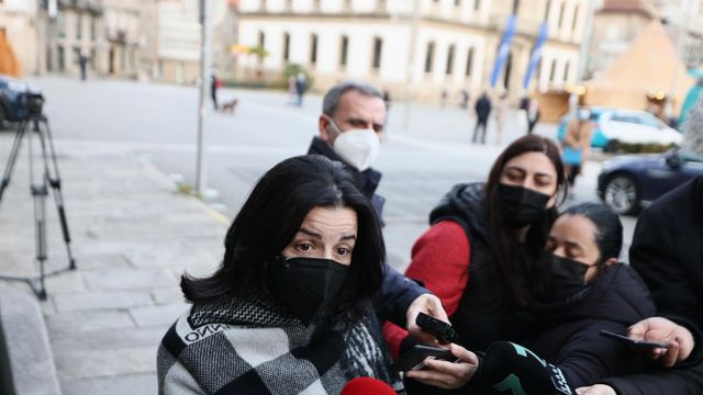 La portavoz de las víctimas María José de Pazo a su llegada a la reunión con el director de la Marina Mercante, Benito Núñez, en la Subdelegación del Gobierno de Pontevedra.