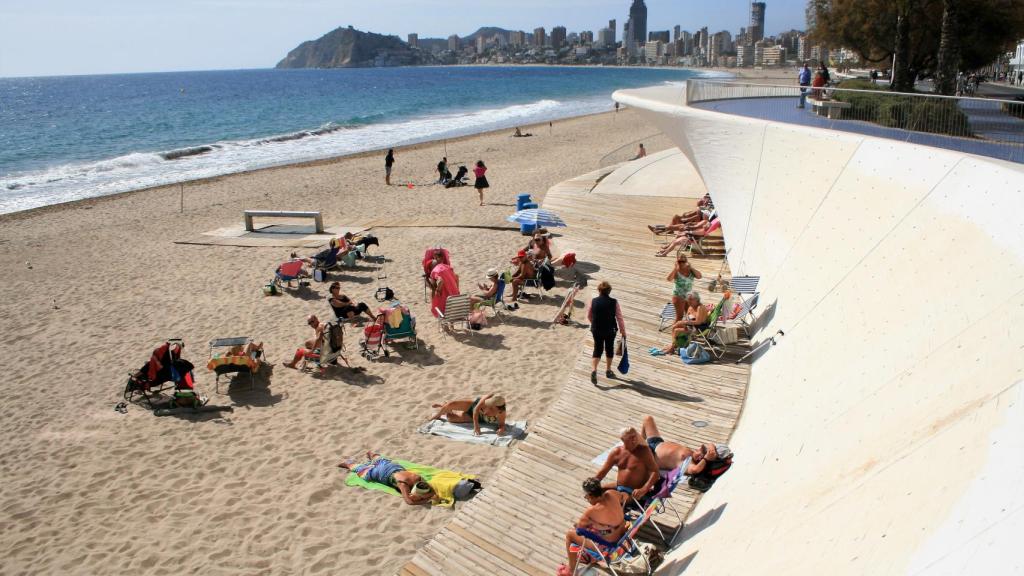 Turistas en la playa de Poniente de Benidorm.