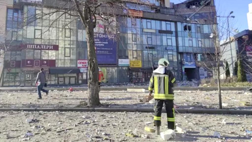 La calle de Kiev tras la explosión en el edificio de viviendas.