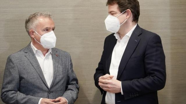 Ángel Ceña junto a Alfonso Fernández Mañueco
