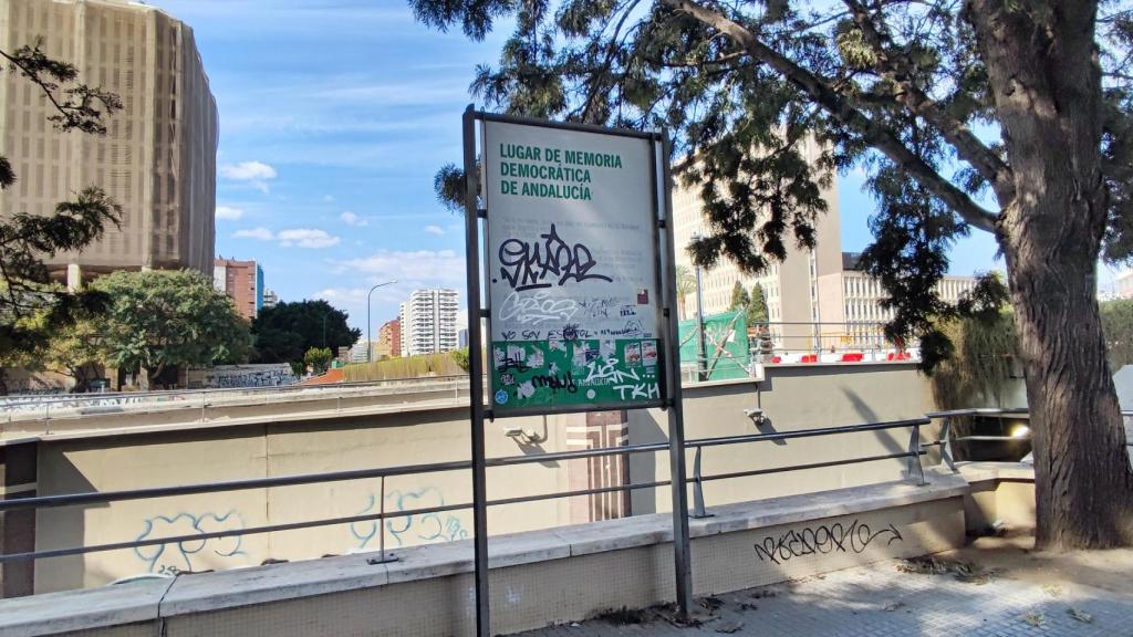 La marquesina de Lugar de Memoria Histórica de Caparrós esta lleno de pintadas.