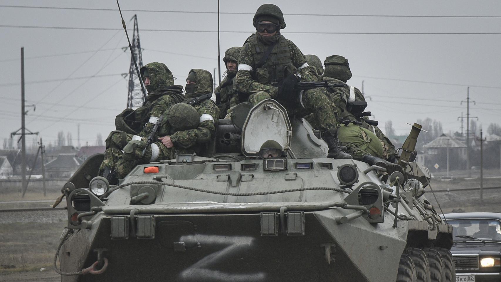 Soldados del ejército ruso se dirigen por carretera hacia el centro de Ucrania.
