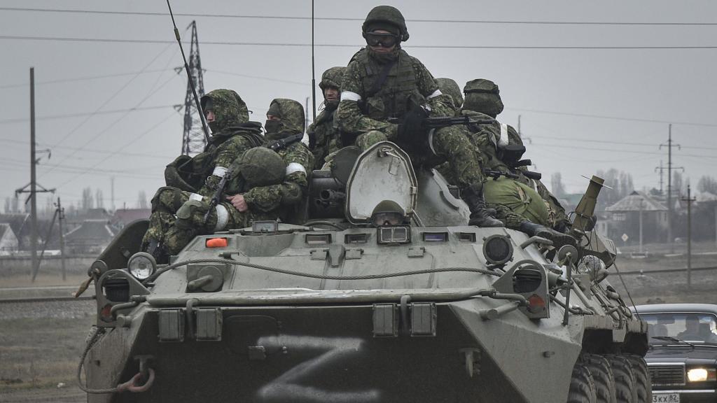 Soldados del ejército ruso se dirigen por carretera hacia el centro de Ucrania.