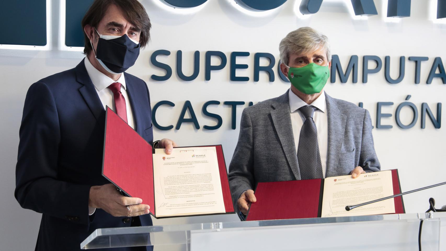 El consejero de Fomento y Medio Ambiente, Juan Carlos Suárez-Quiñones, en la firma del acuerdo con el rector de la Universidad de León, Juan Francisco García Marín, para la cesión mutua de espacios entre la Fundación Centro de Supercomputación y la ULE