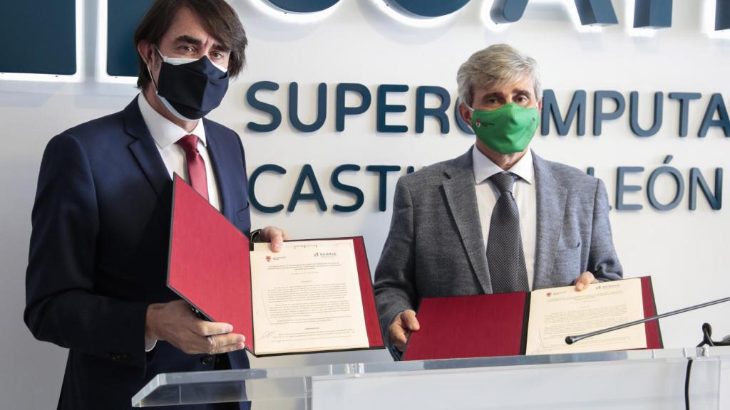 El consejero de Fomento y Medio Ambiente, Juan Carlos Suárez-Quiñones, en la firma del acuerdo con el rector de la Universidad de León, Juan Francisco García Marín, para la cesión mutua de espacios entre la Fundación Centro de Supercomputación y la ULE
