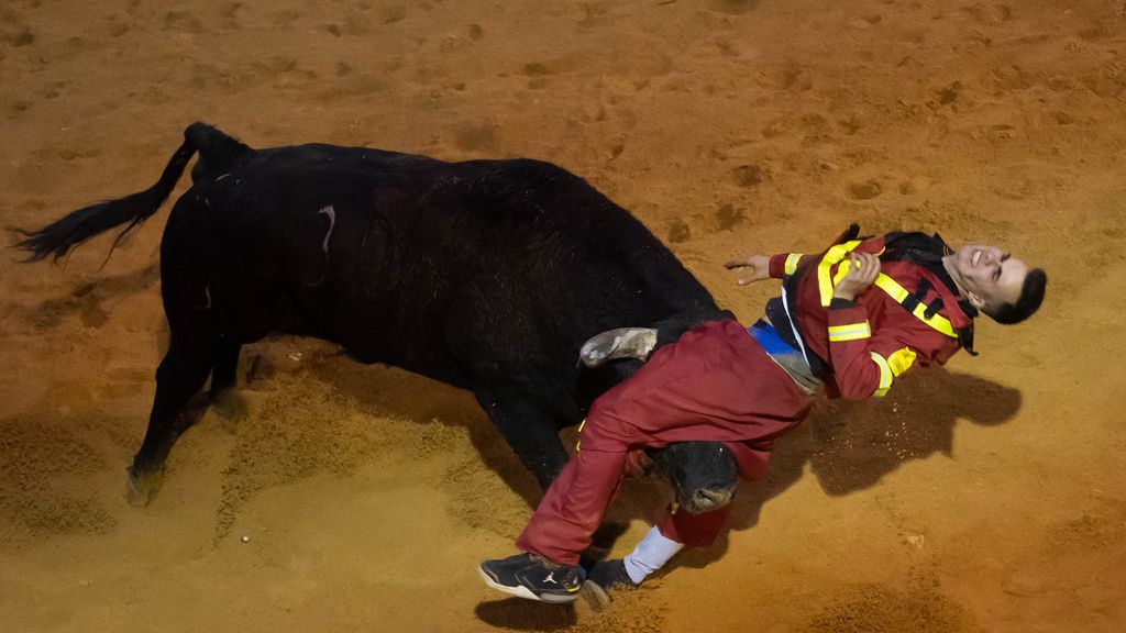 Cogida de un mozo en la capea del Carnaval de Ciudad Rodrigo