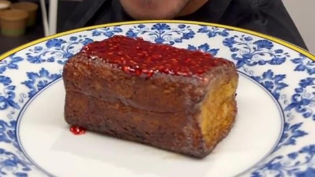 La torrija de chocolate y frambuesa de Dabiz Muñoz