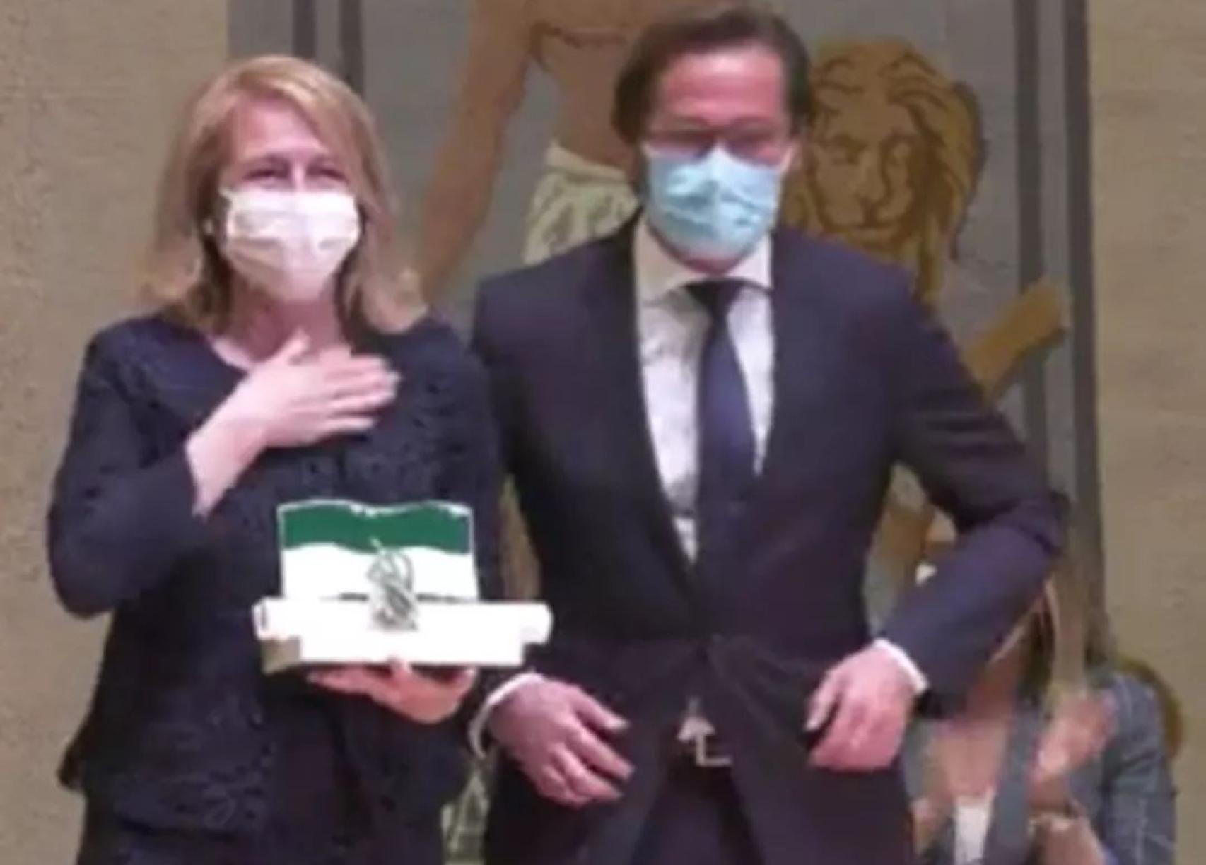 Encarna Ximénez posa con su premio 'Bandera de Andalucía'.