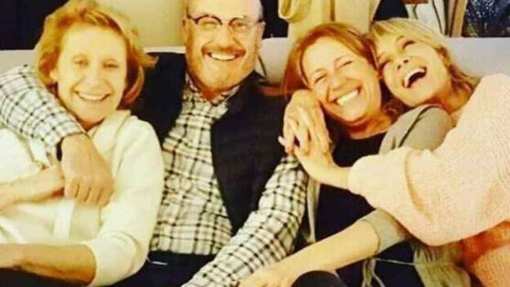 Mila Ximénez junto a sus hermanos en una imagen de redes sociales.