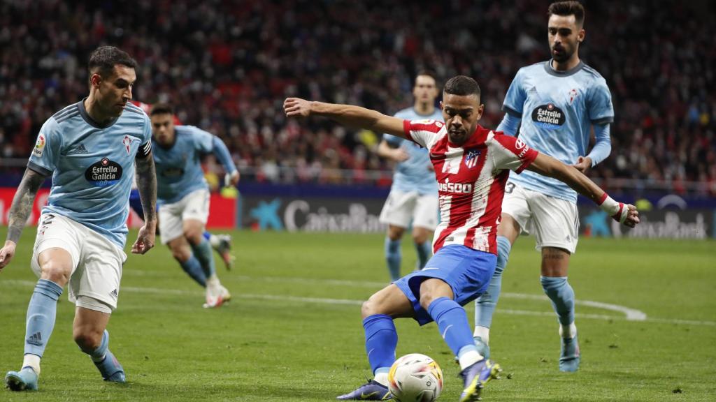 El disparo de Renan Lodi para hacer el primer gol.