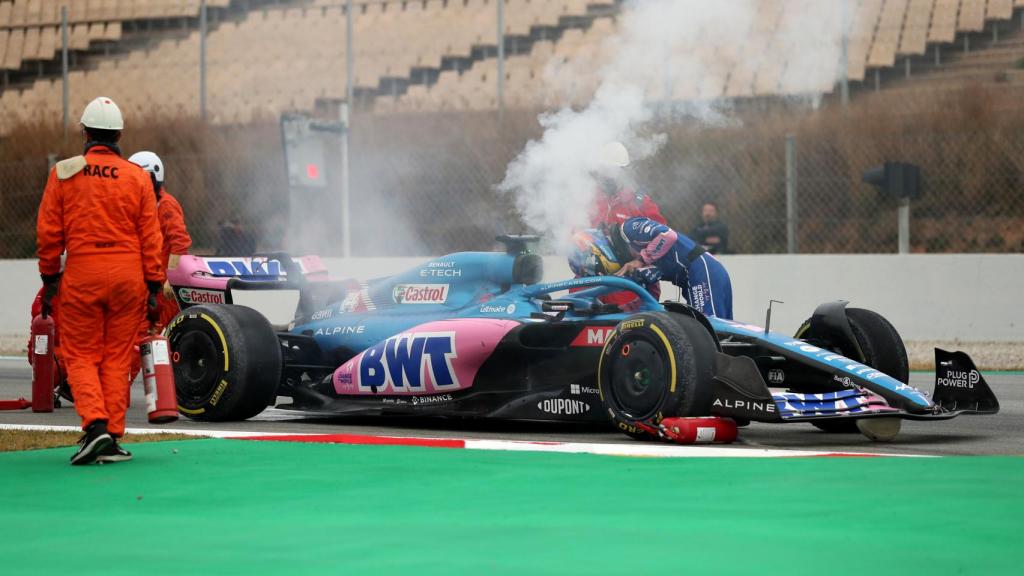 Fernando Alonso junto a su Alpine A522 averiado en Montmeló
