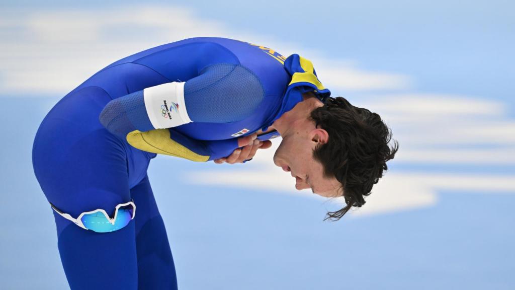 El patinador Nils Van der Poel después de ganar el oro en los Juegos Olímpicos de Pekín 2022