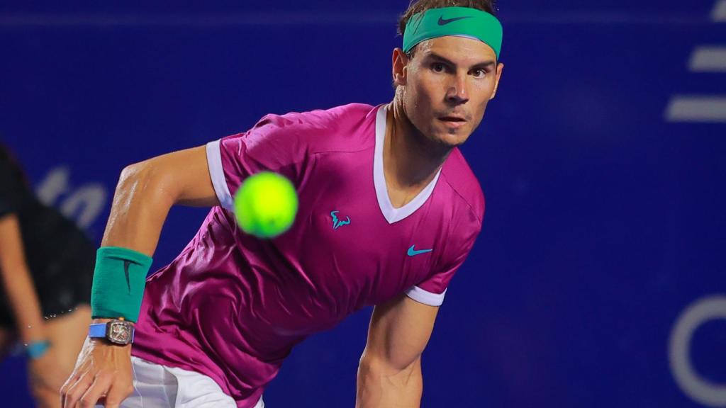 Rafa Nadal alcanza una bola ante Medvedev en el torneo de Acapulco
