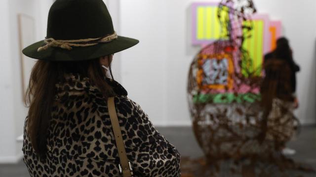 Una mujer observa una de las obras expuestas en ARCO 2022. Foto: EFE/ Mariscal