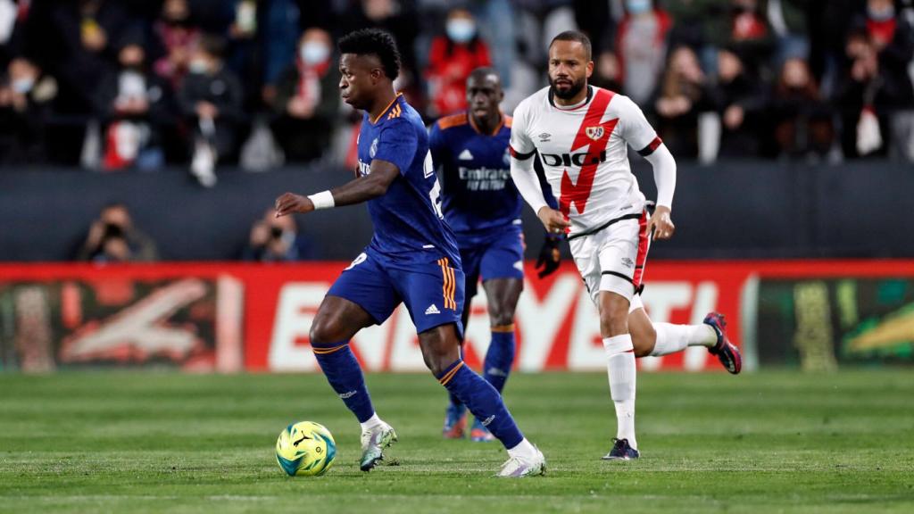 Vinicius controla el balón ante varios jugador del Rayo Vallecano