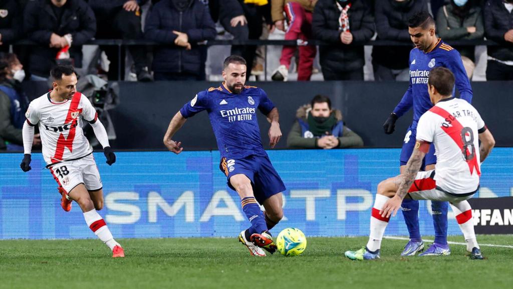 Dani Carvajal se apoya en Casemiro para sacar el balón controlado ante la presión del Rayo Vallecano