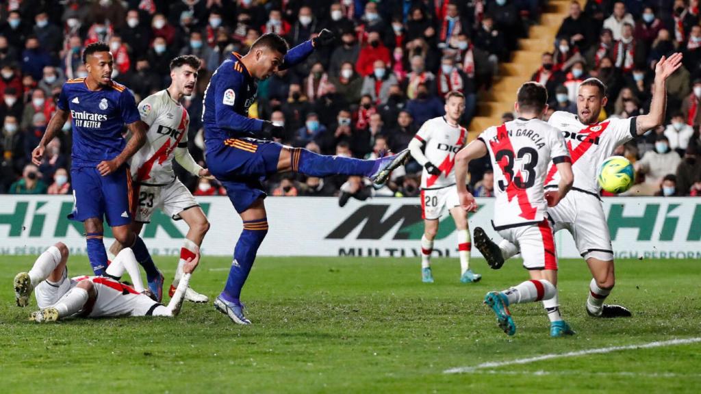 Casemiro dispara a portería dentro del área del Rayo Vallecano