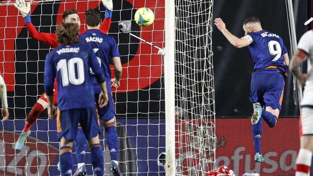 Karim Benzema remata un balón ante Luca Zidane