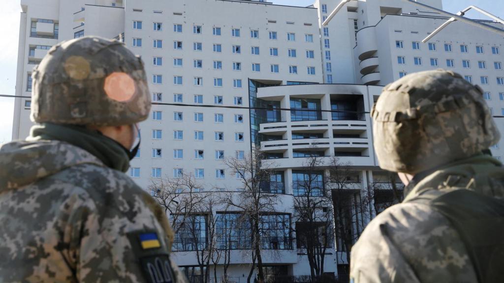 Militares ucranianos en Kiev.