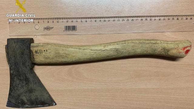 El hacha empleada en la agresión en Carral (A Coruña).