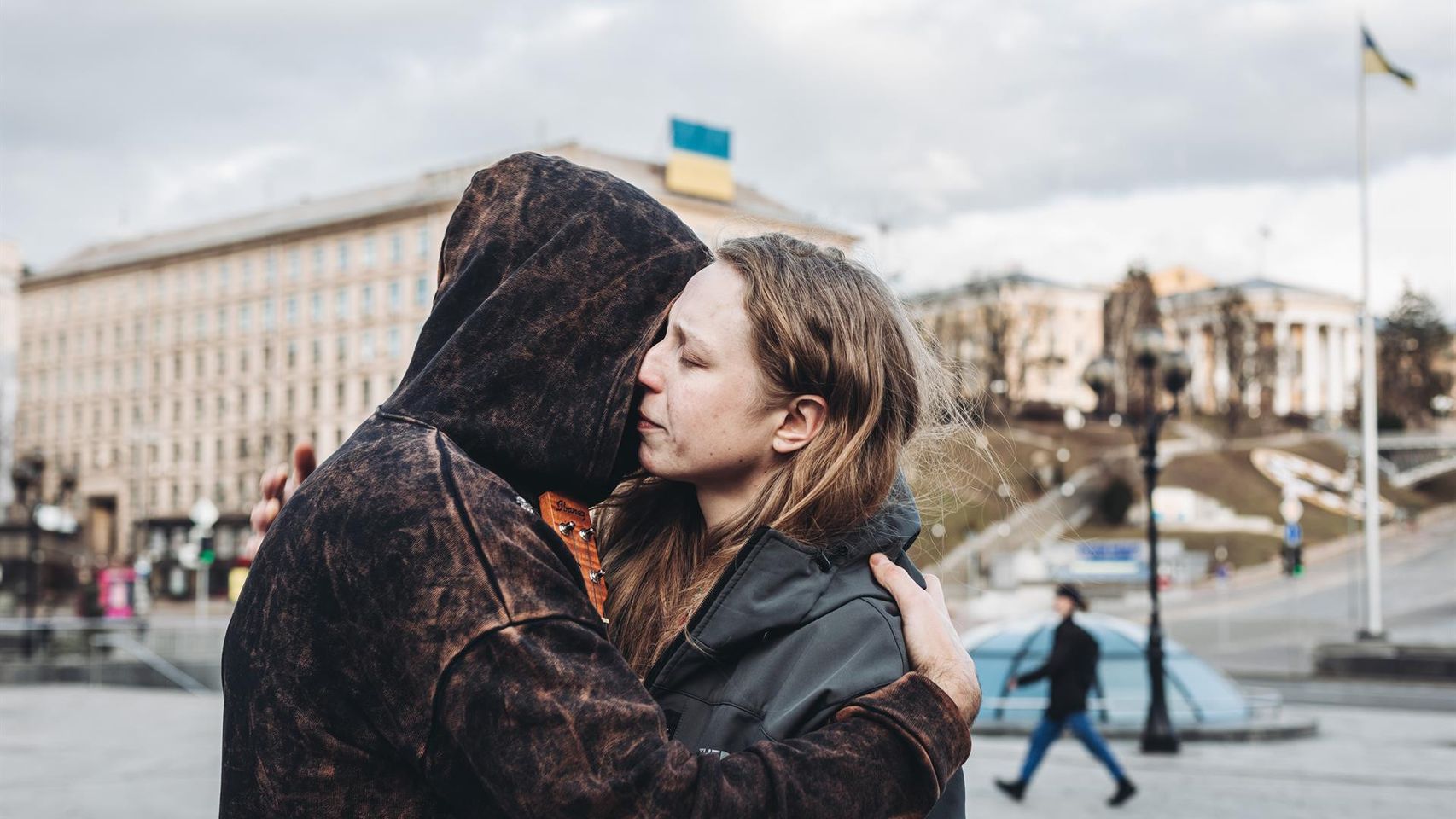 Una pareja se abraza, en la Plaza Maidán, a 26 de febrero de 2022, en Kiev (Ucrania).