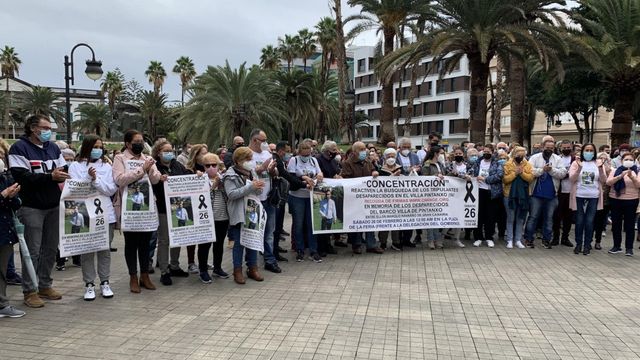 Concentración en Las Palmas de Gran Canaria para pedir que se reinicie la búsqueda de los desaparecidos en el ‘Villa Pitanxo’.