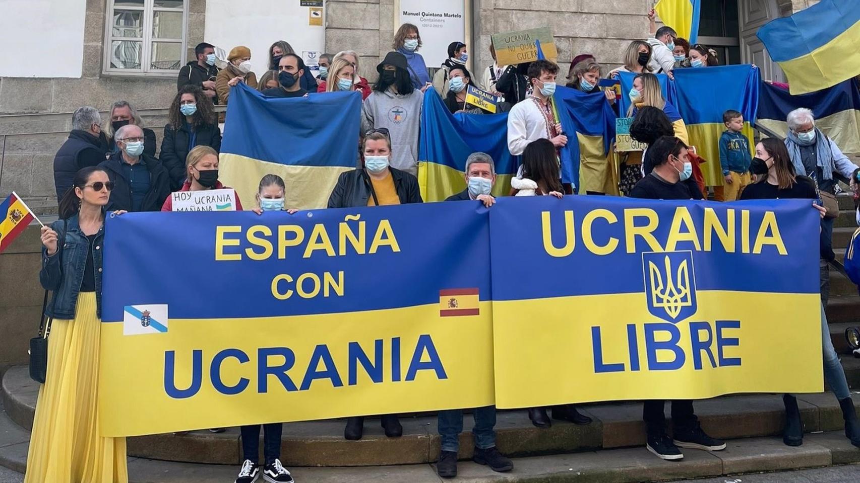 Concentración de ucranianos delante del Marco de Vigo.