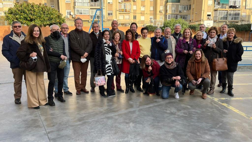 Algunos profesores de la historia de El Divino Pastor, homenajeando a María.