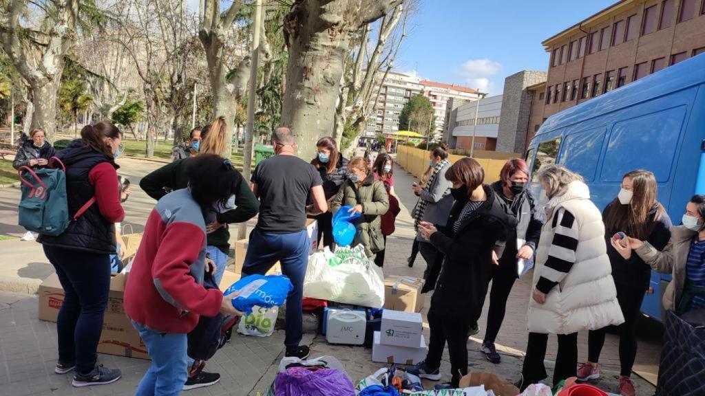 Voluntarios hacen acopio del material para Ucrania