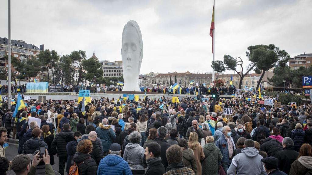 Cientos de personas presentes en la plaza de Colón, en Madrid.