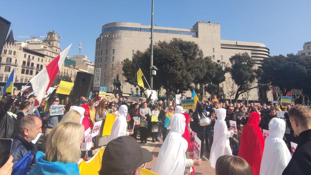 Un grupo de manifestantes en la plaza de Cataluña, en Barcelona.