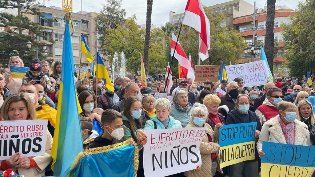 Alrededor de un millar de personas se han reunido en la plaza de la Constitución de Torrevieja este domingo.