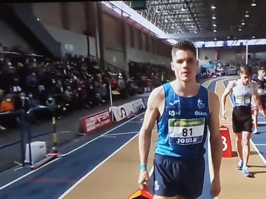 Alberto Guerrero en salida de la final de los 800 metros lisos