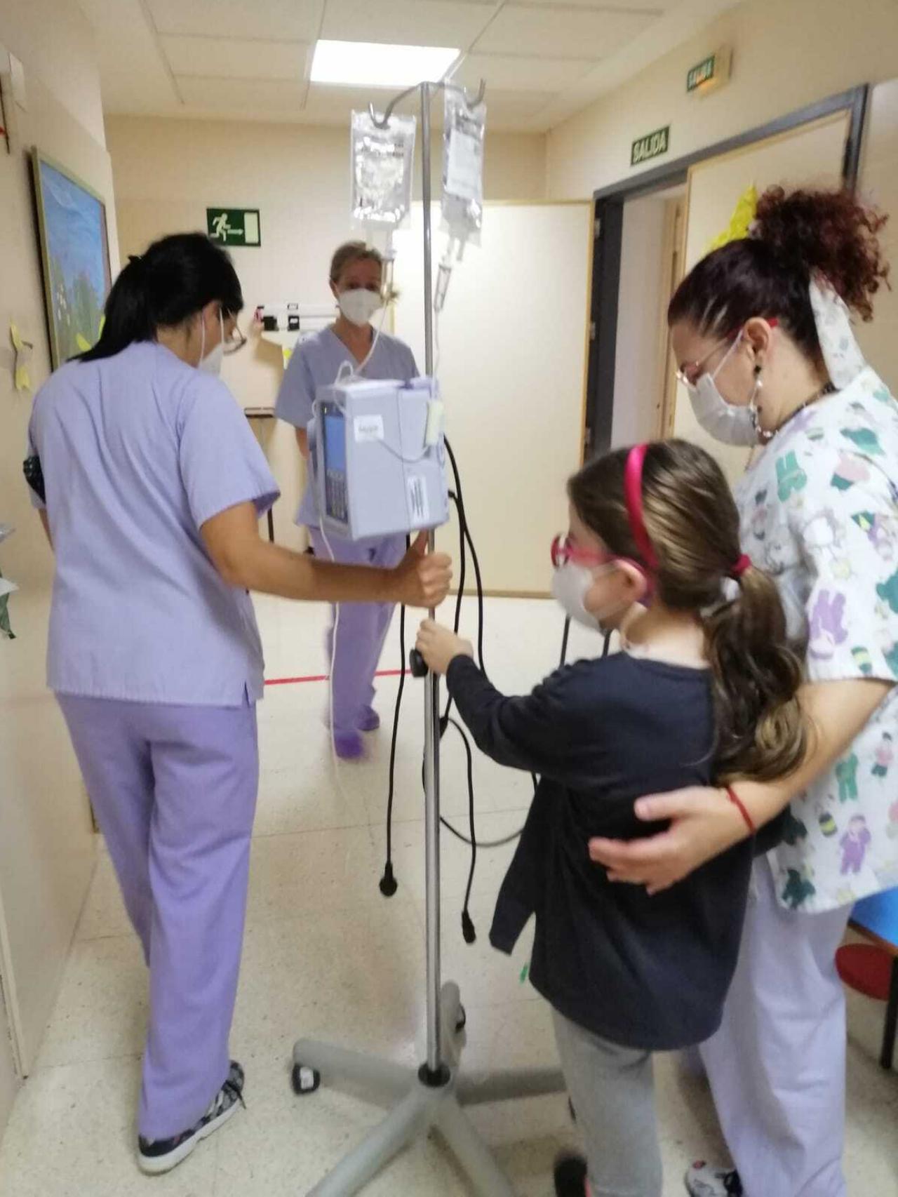 María, siendo atendida de su tratamiento en el hospital.