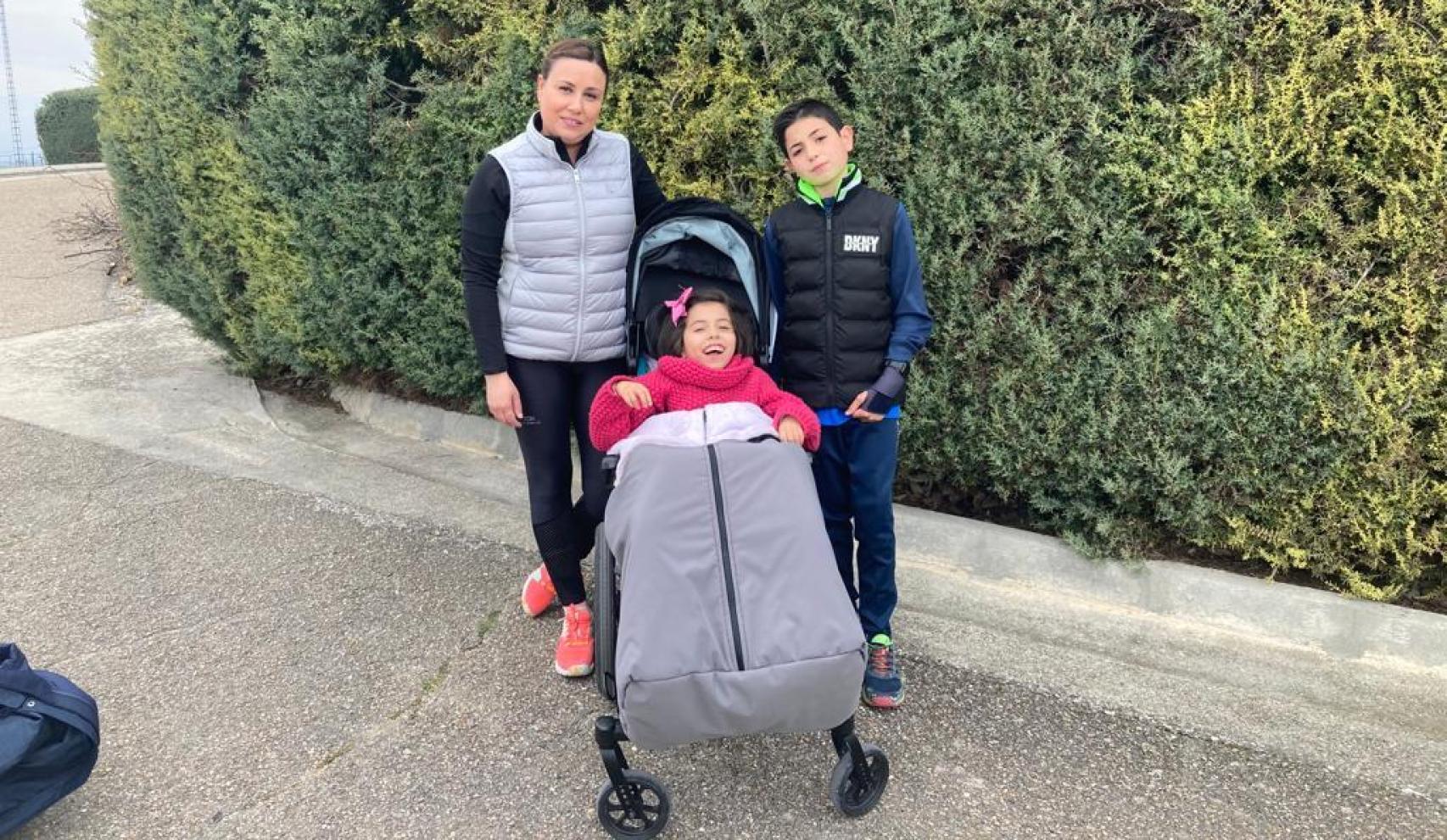 María junto a su madre y su hermano Miguel
