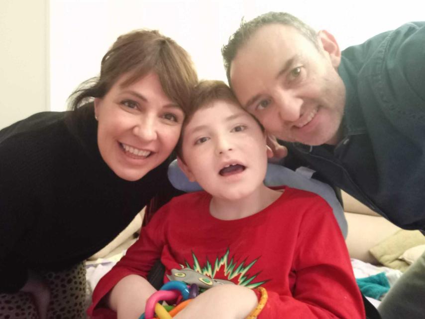 Adrián junto a su familia