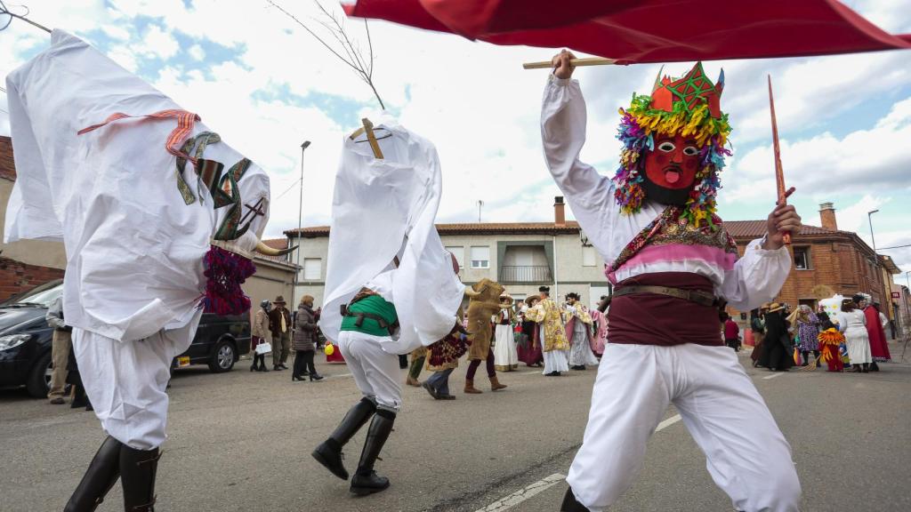 Toros y toreros protagonizan el antruejo tradicional del carnaval de Alcoba de la Ribera