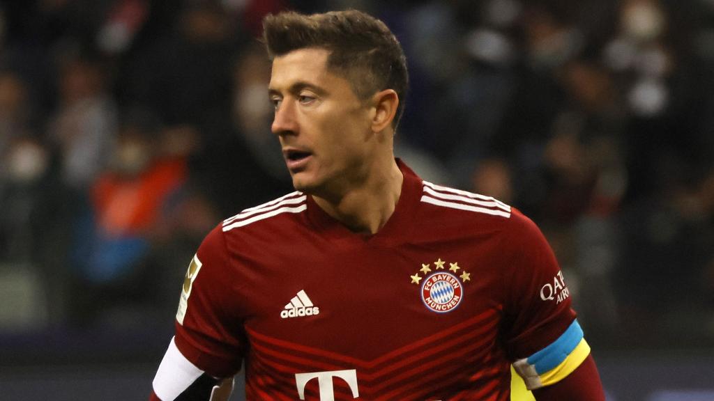 Robert Lewandowski con un brazalete en favor de Ucrania