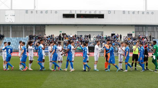 Los jugadores del Real Madrid Castilla saludando a la plantilla del Linares