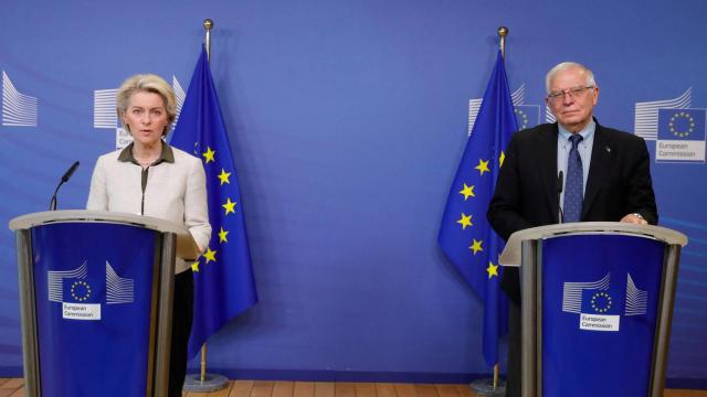 Ursula von der Leyen y Josep Borrell, durante la rueda de prensa de este domingo en Bruselas