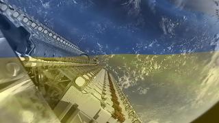 Satélite de Starlink con la bandera de Ucrania.