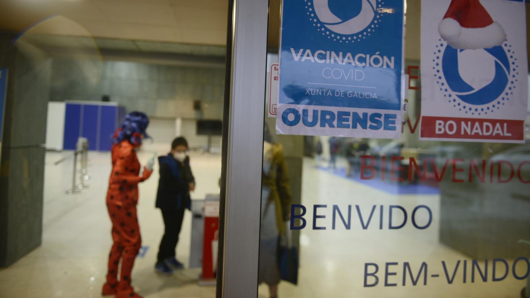 Entrada del recinto ferial Expourense durante una jornada de vacunación infantil.