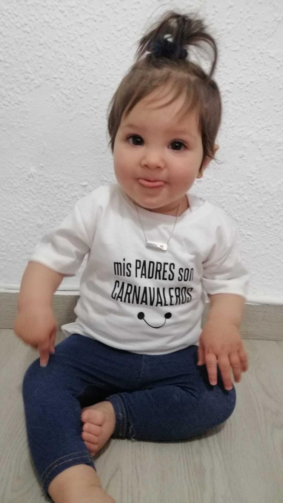 Andalucía con su colgante en forma de pito y su camiseta de carnaval.