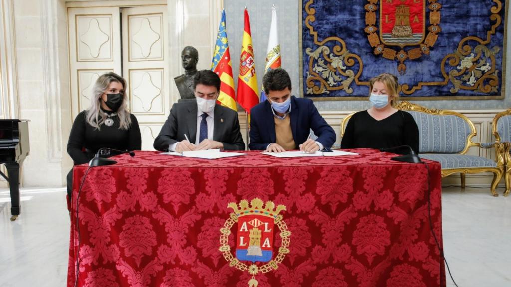El alcalde Barcala y el presidente de la Diputación Mazón, en el momento de la rúbrica.