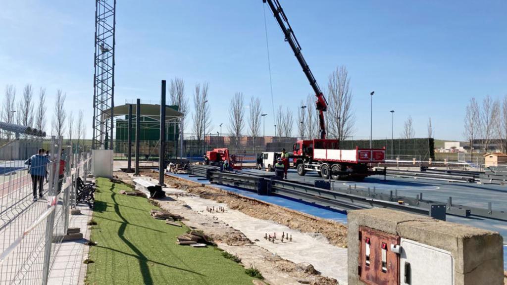 Última fase de las obras cerramiento de la pista del Complejo Deportivo de Carbajosa
