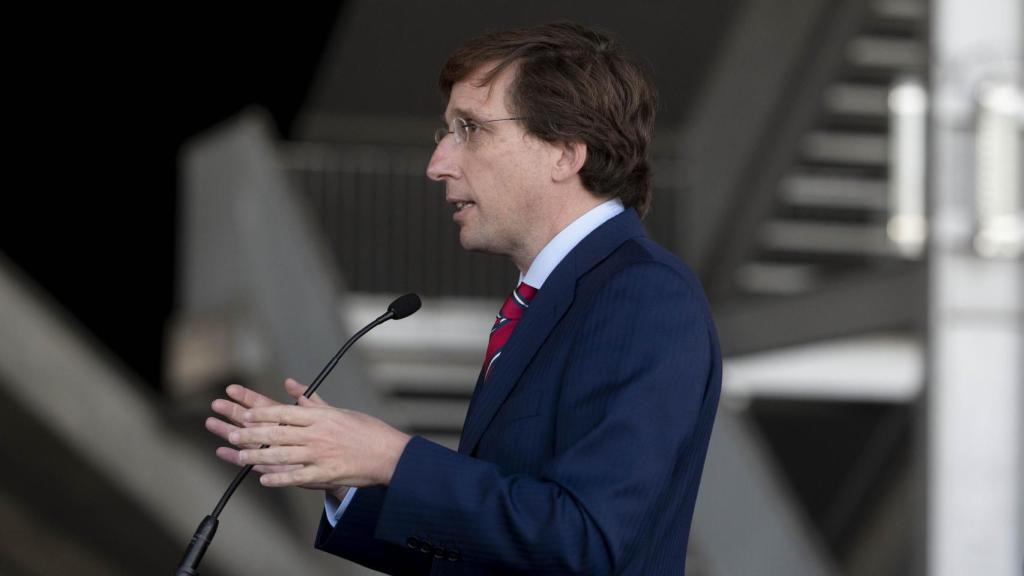 El alcalde de Madrid, José Luis Martínez-Almeida, interviene este lunes en la entrega de los nombramientos y acatamiento a la Constitución Española de la 52ª promoción de la Policía Municipal de Madrid, en la Caja Mágica, a 28 de febrero de 2022, en Madrid (España).