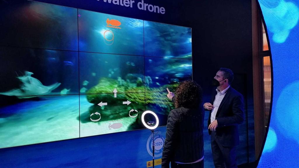 Asistentes al MWC prueban esta tecnología en su expositor en el evento.