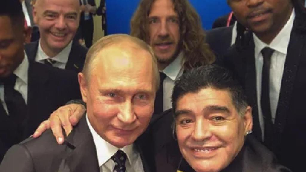 Vladimir Putin y Diego Armando Maradona, muy cercanos.