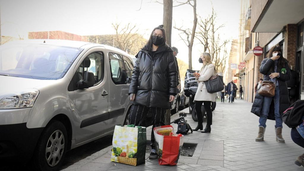 Alejandra con las dos bolsas de alimentos que ha donado a la colecta.