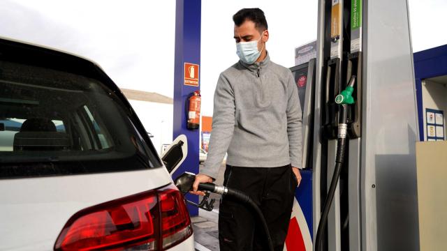 Llenar el depósito del coche es hoy un 22% más caro que en 2021